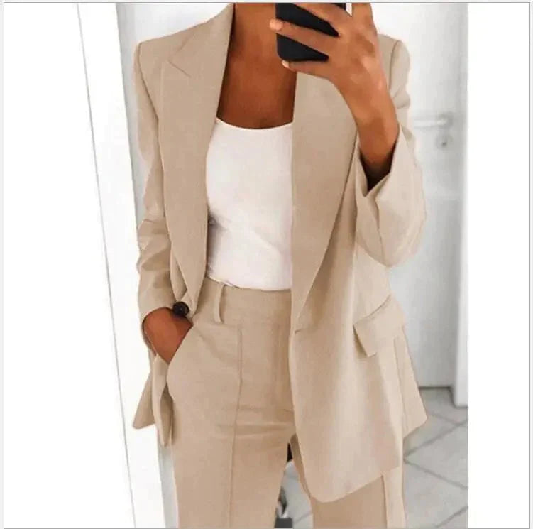 Clara Chic Damen-Blazer und Hose für stilvolle Auftritte