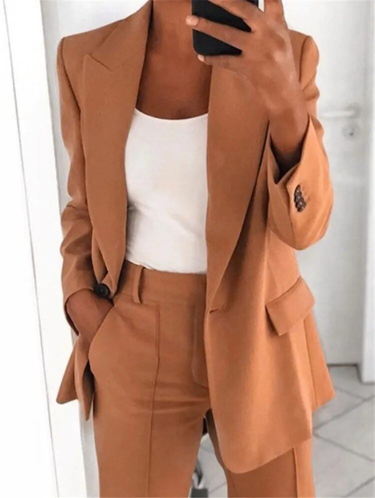 Clara Chic Damen-Blazer und Hose für stilvolle Auftritte